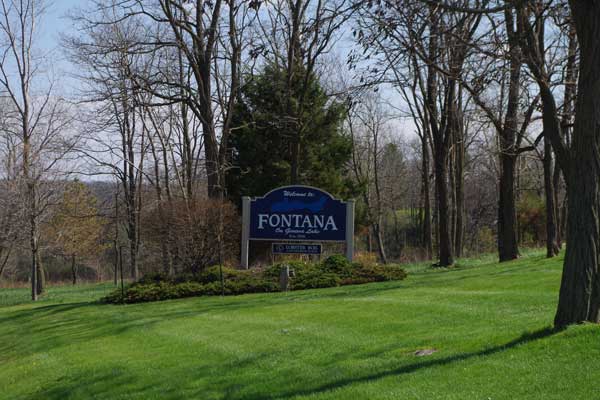 A picture of the Village of Fontana sign